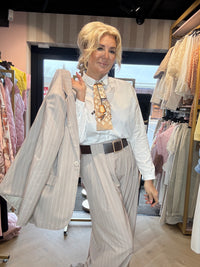 Colbert plooi krijtstreep taupe