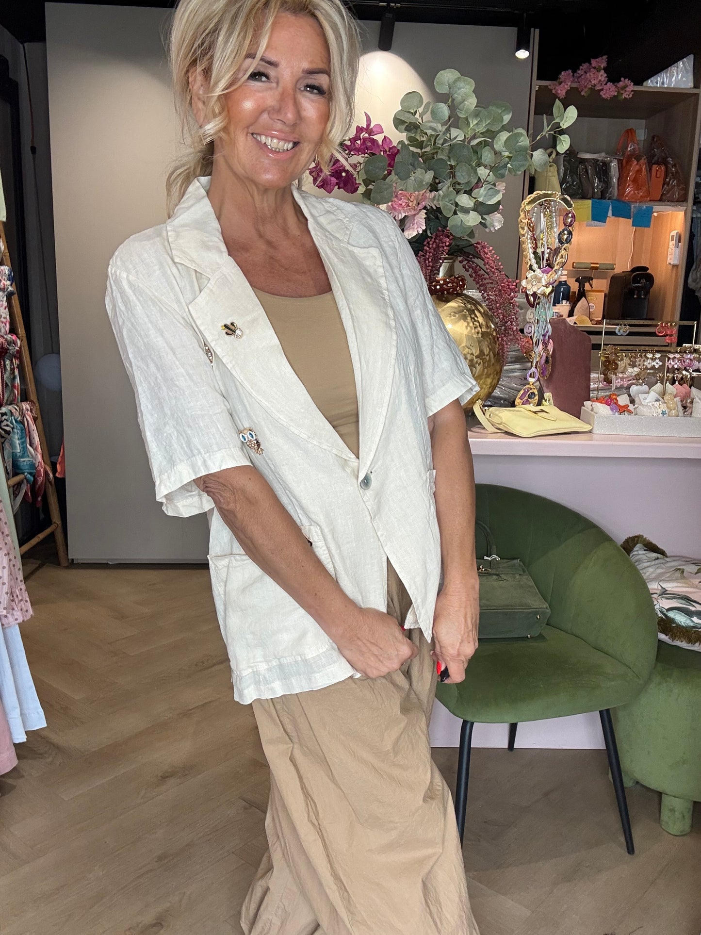 Veste beige en lin avec broches