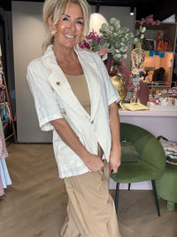 Veste beige en lin avec broches