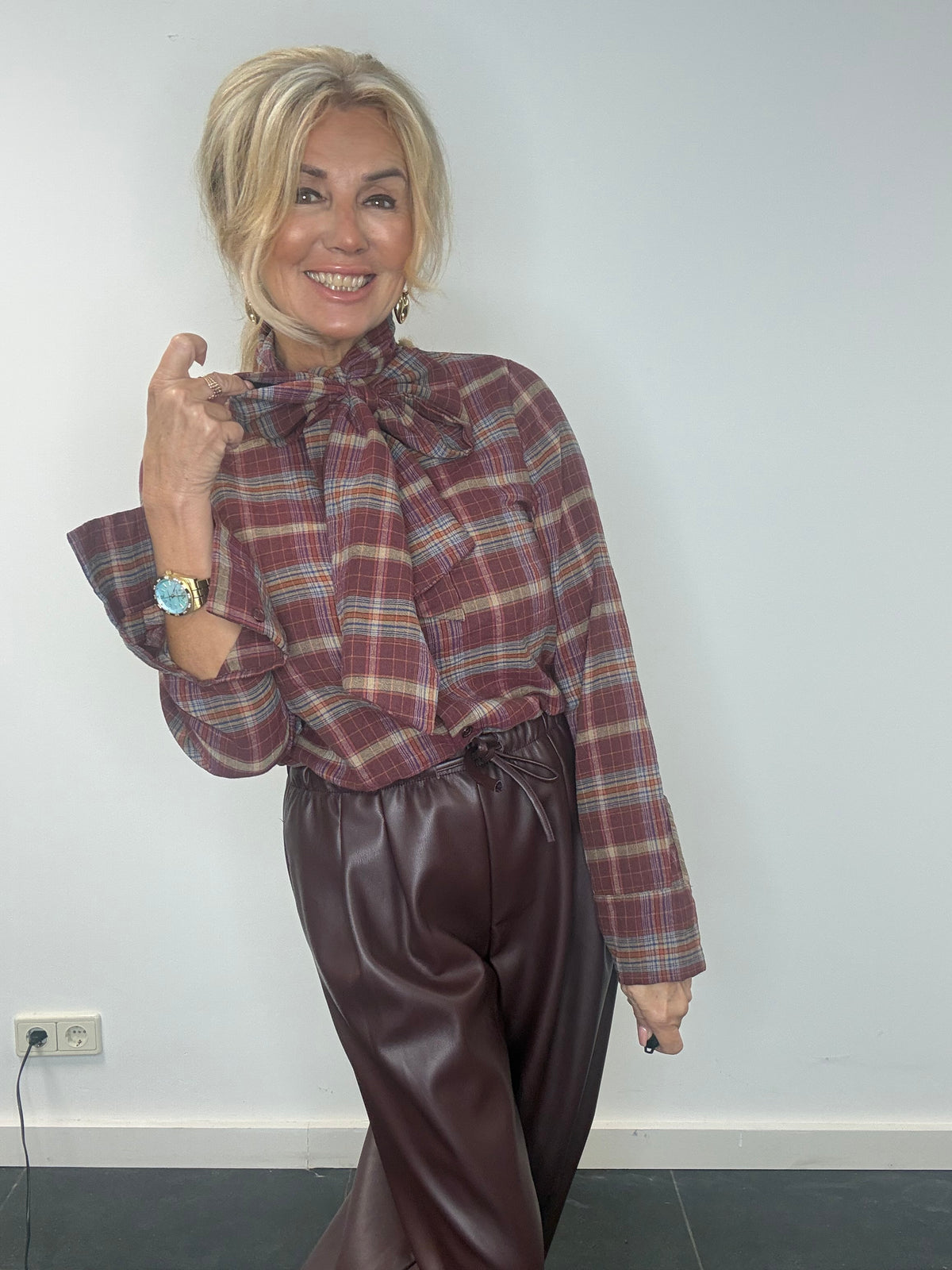 Rutete bluse med burgunderstrikk