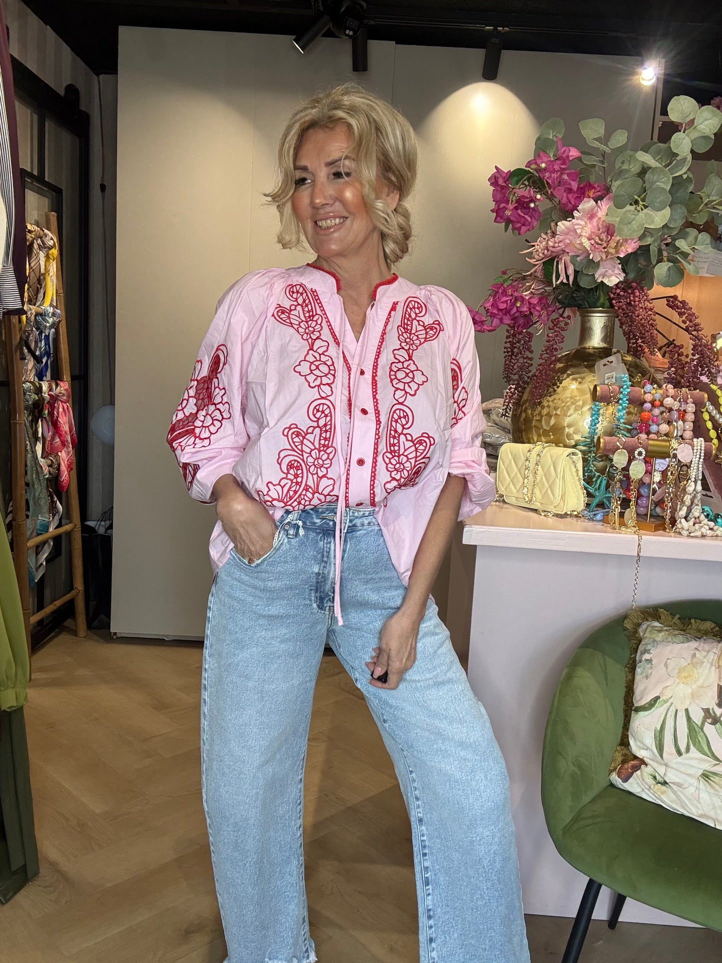 Blouse bohème style rose/rose brodée ouverte
