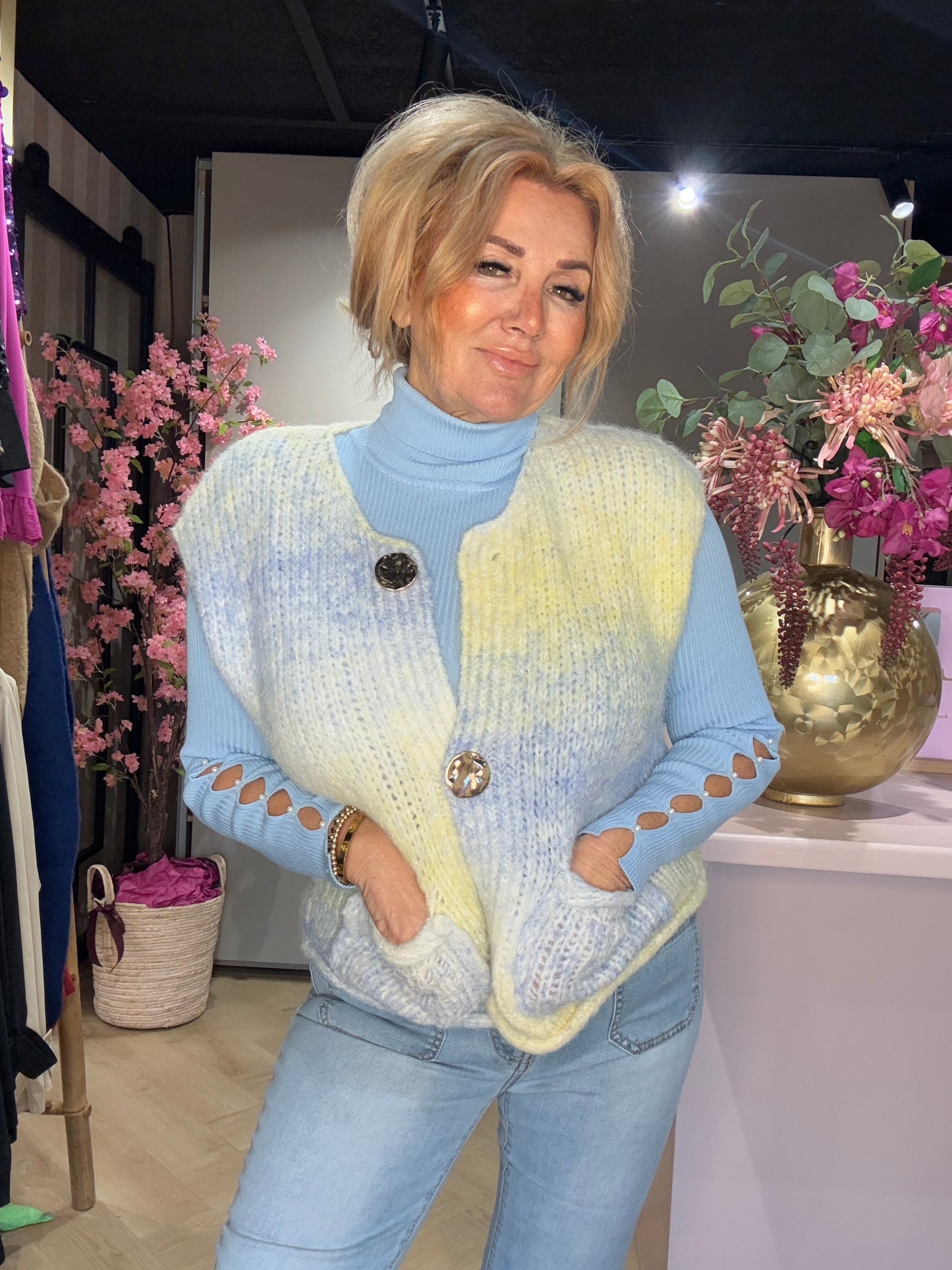 Gilet met grote gouden knoop