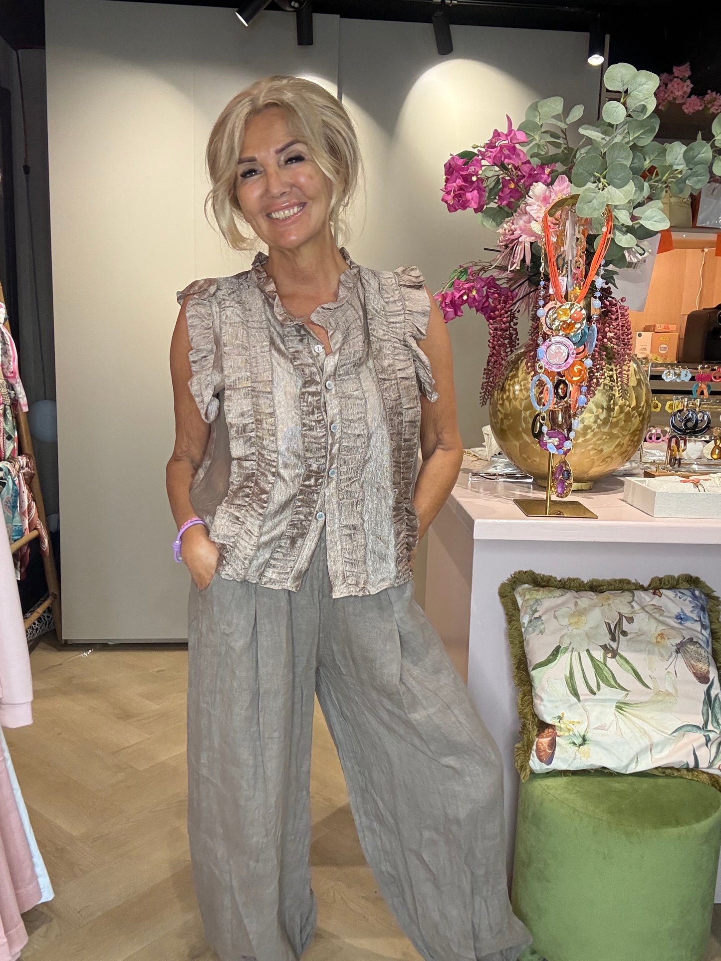 Blusa con volantes y brillo color topo