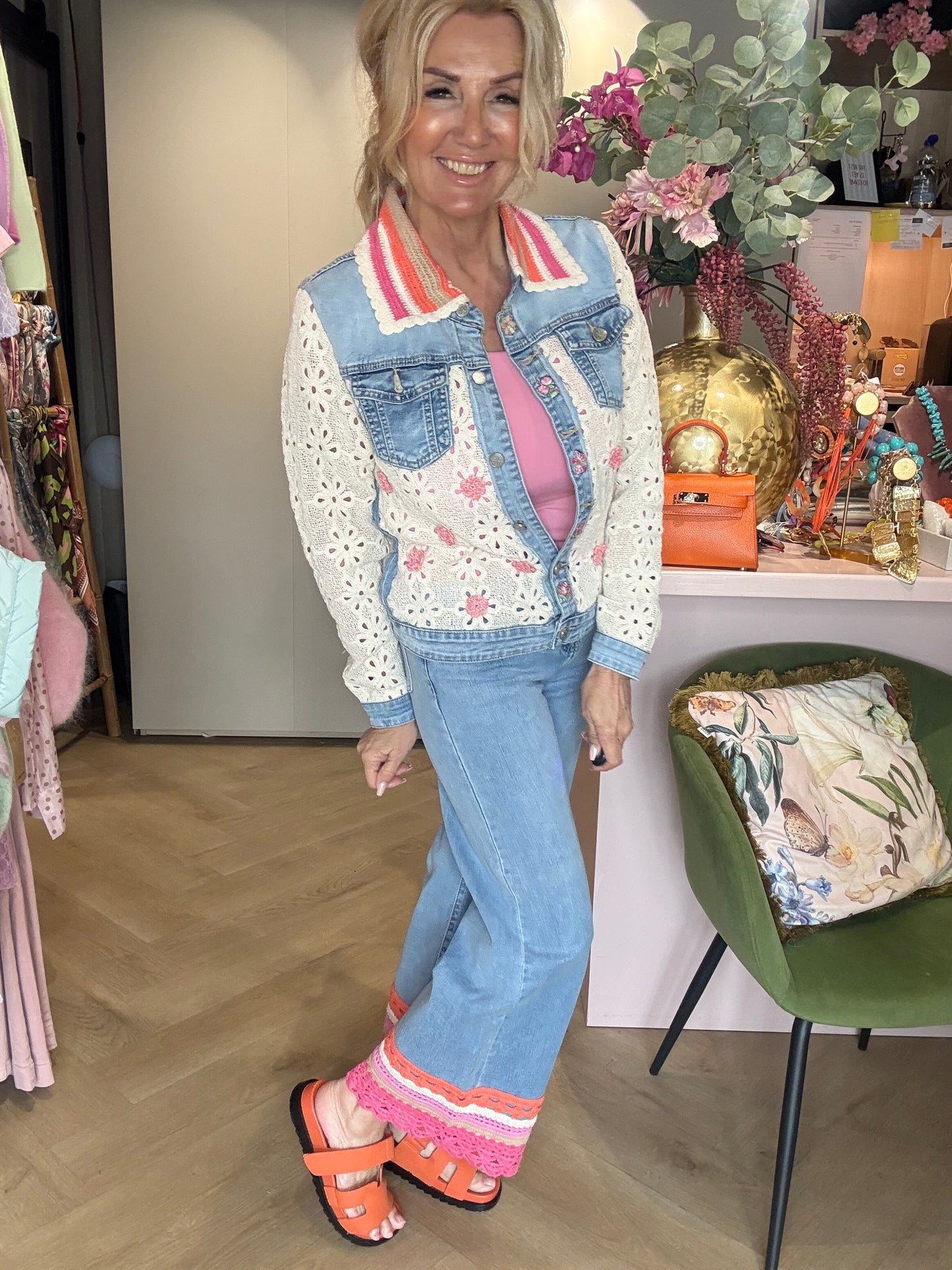 Jeansbukser med hæklet kant i rosa og orange