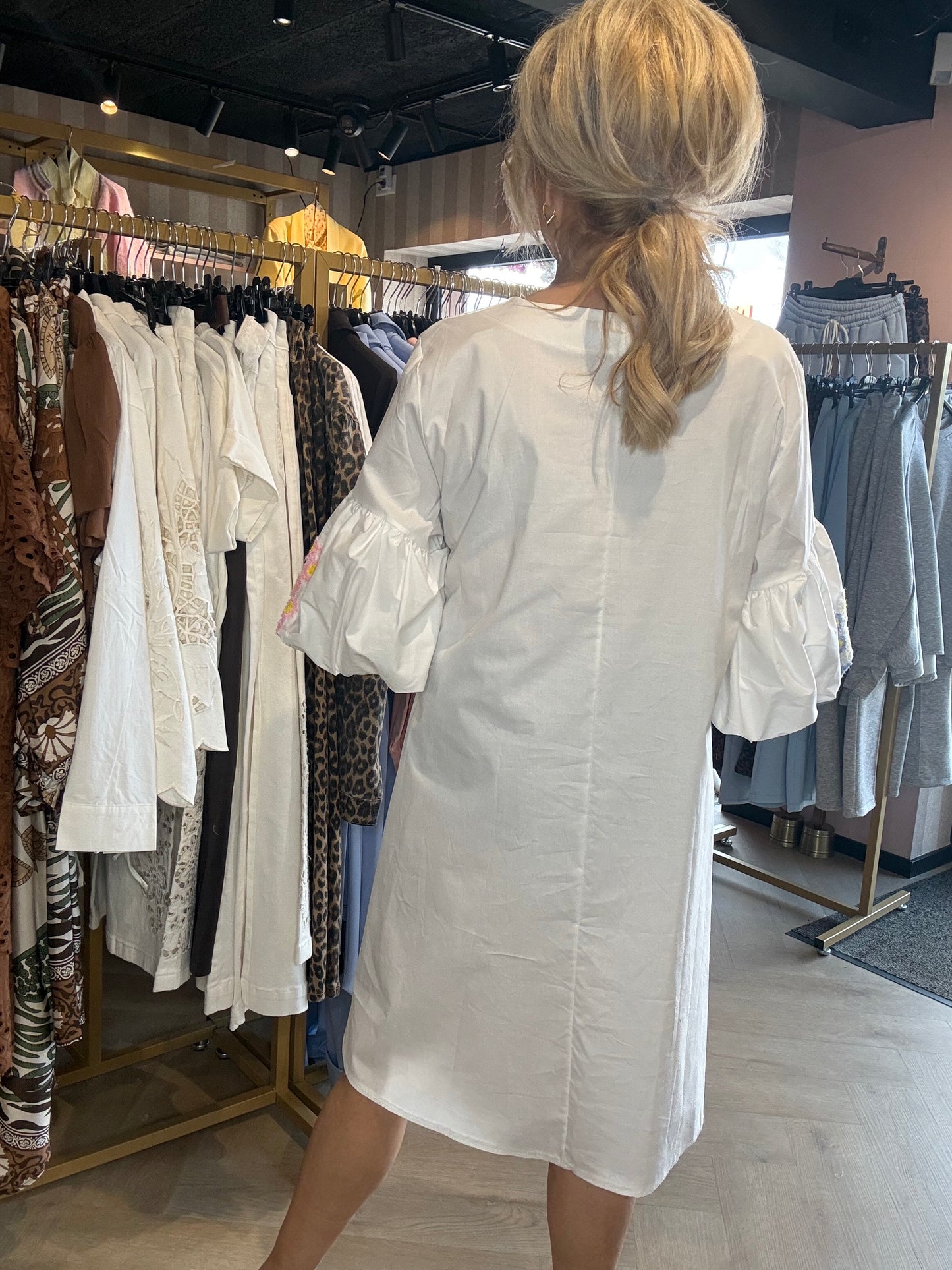 Robe à manches bouffantes mi-longue