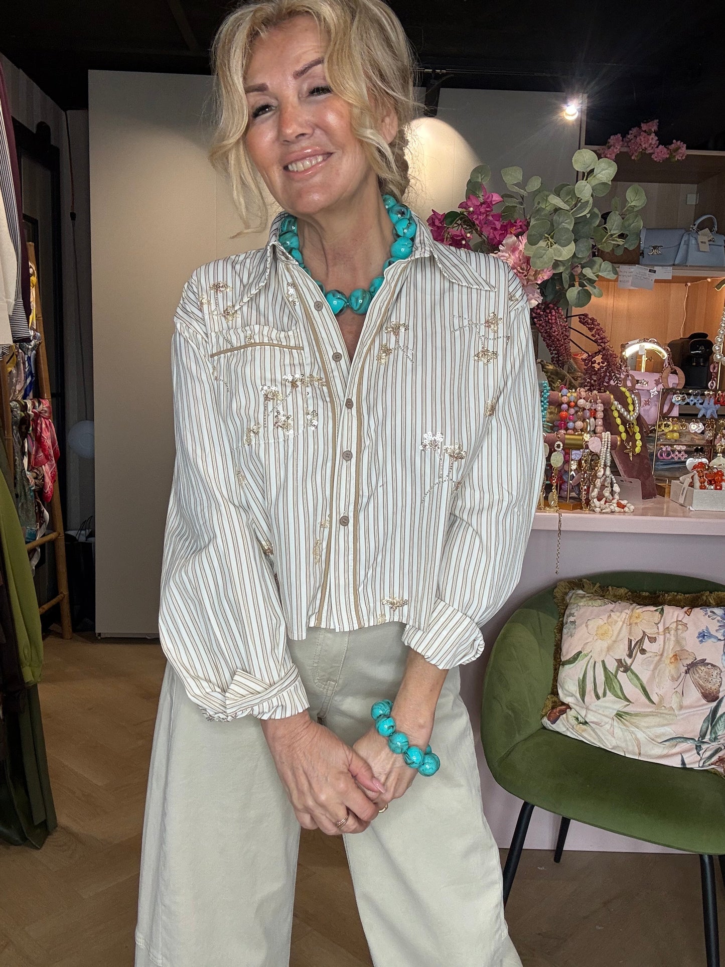 Bluse med striber, strass og blomst i beige