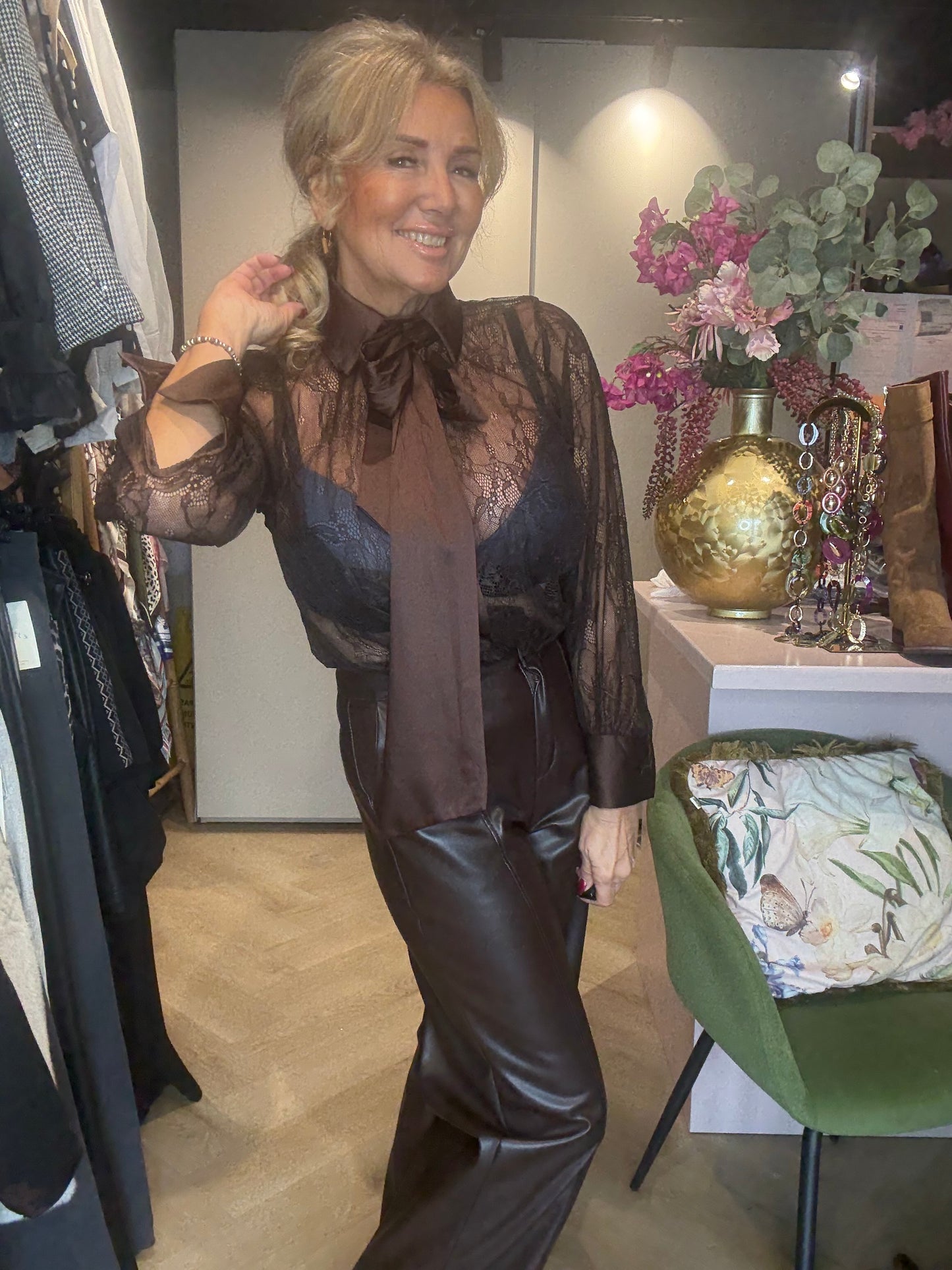 Lace Bloes Bow Bruin