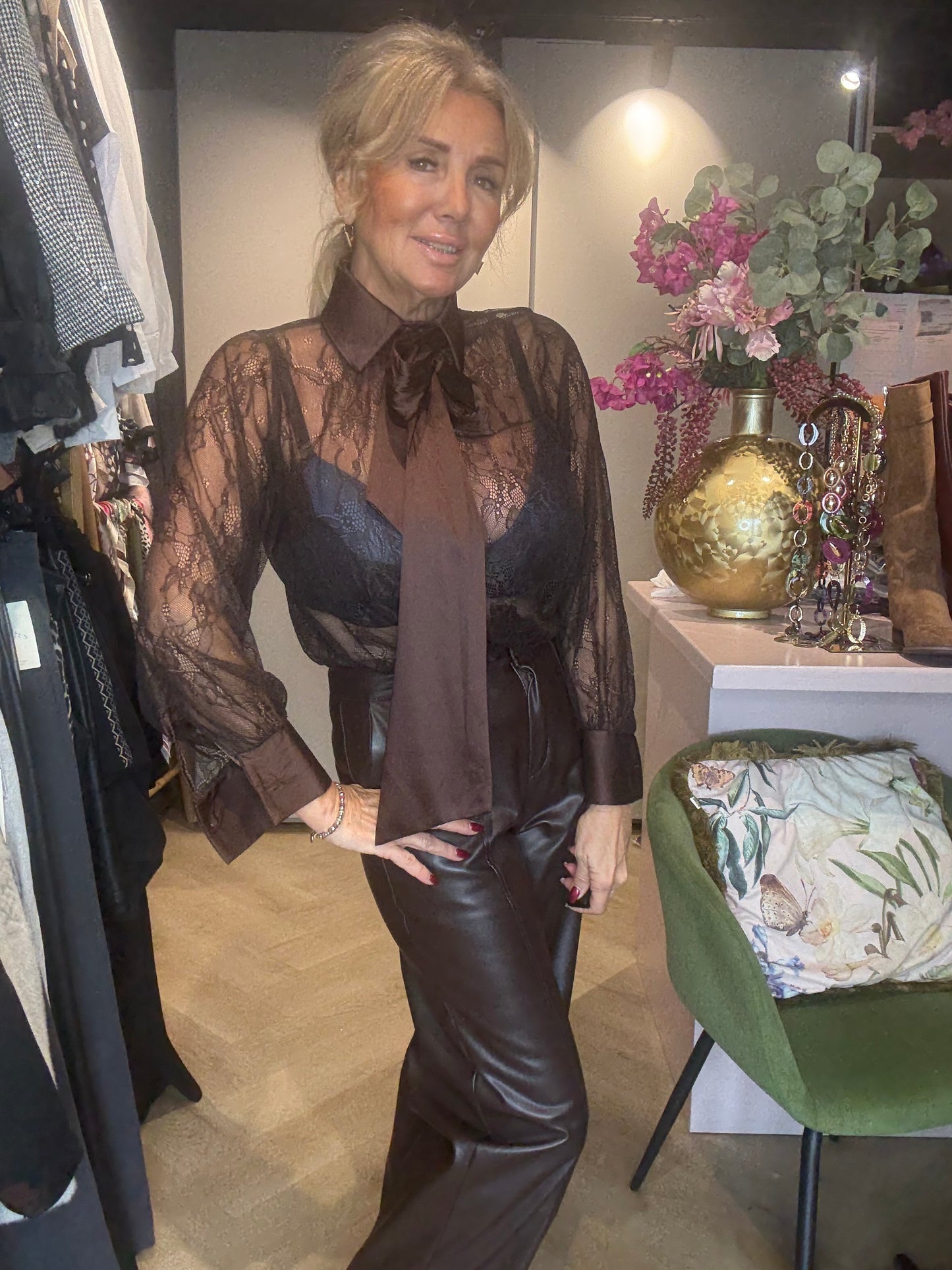 Lace Bloes Bow Bruin