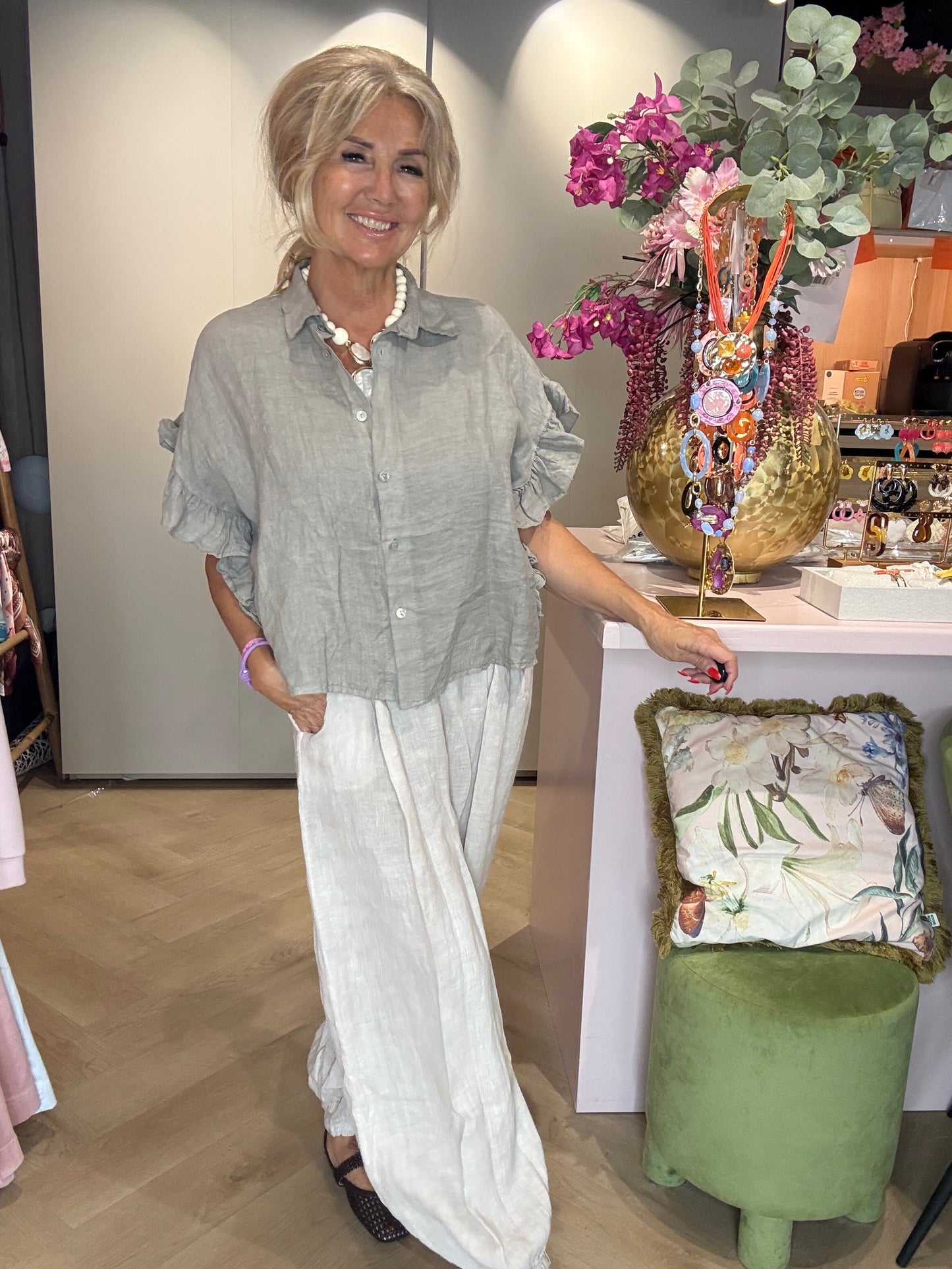 Blouse en lin taupe à manches volantées