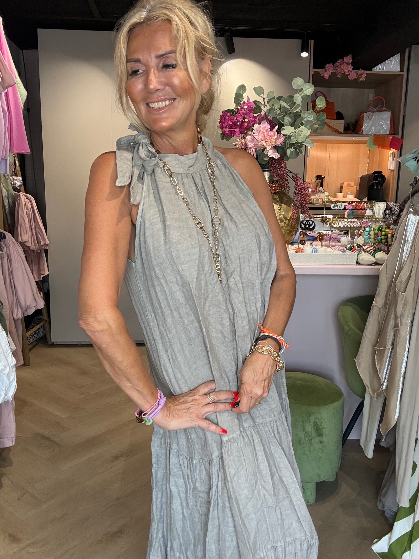 Kjole med halterneck i taupe strik