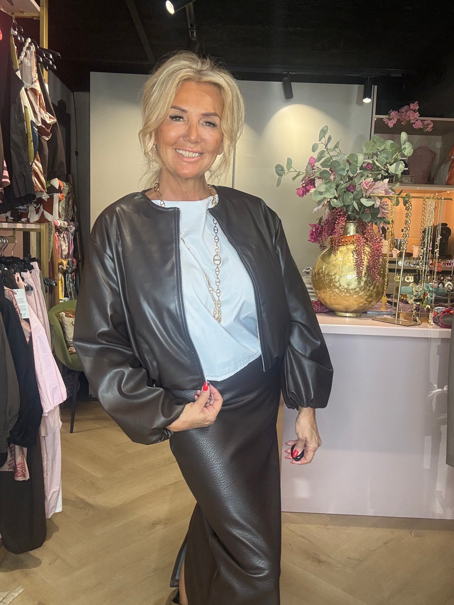 Jacke Dunkelbraun Puh in Lederoptik mit Rundhalsausschnitt