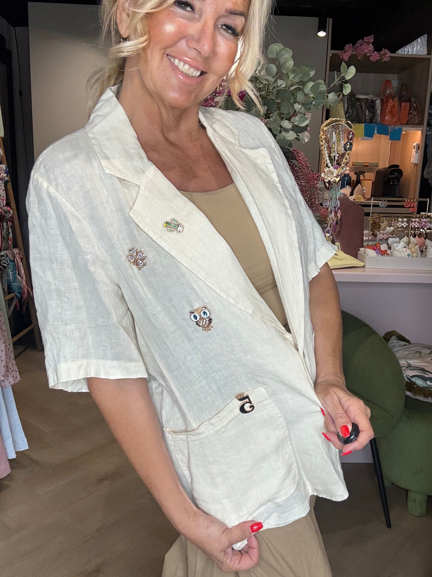 Veste beige en lin avec broches