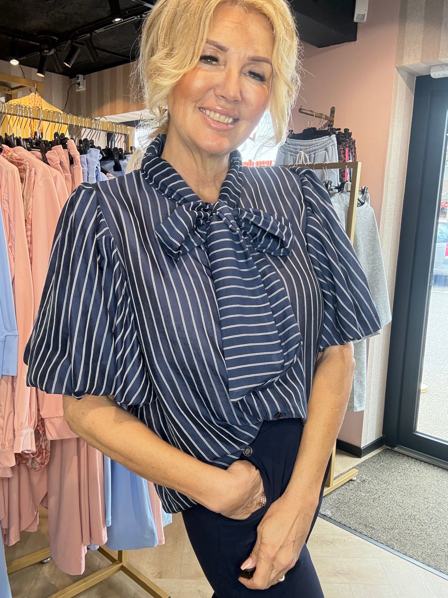 Bluse med mørkeblå striber