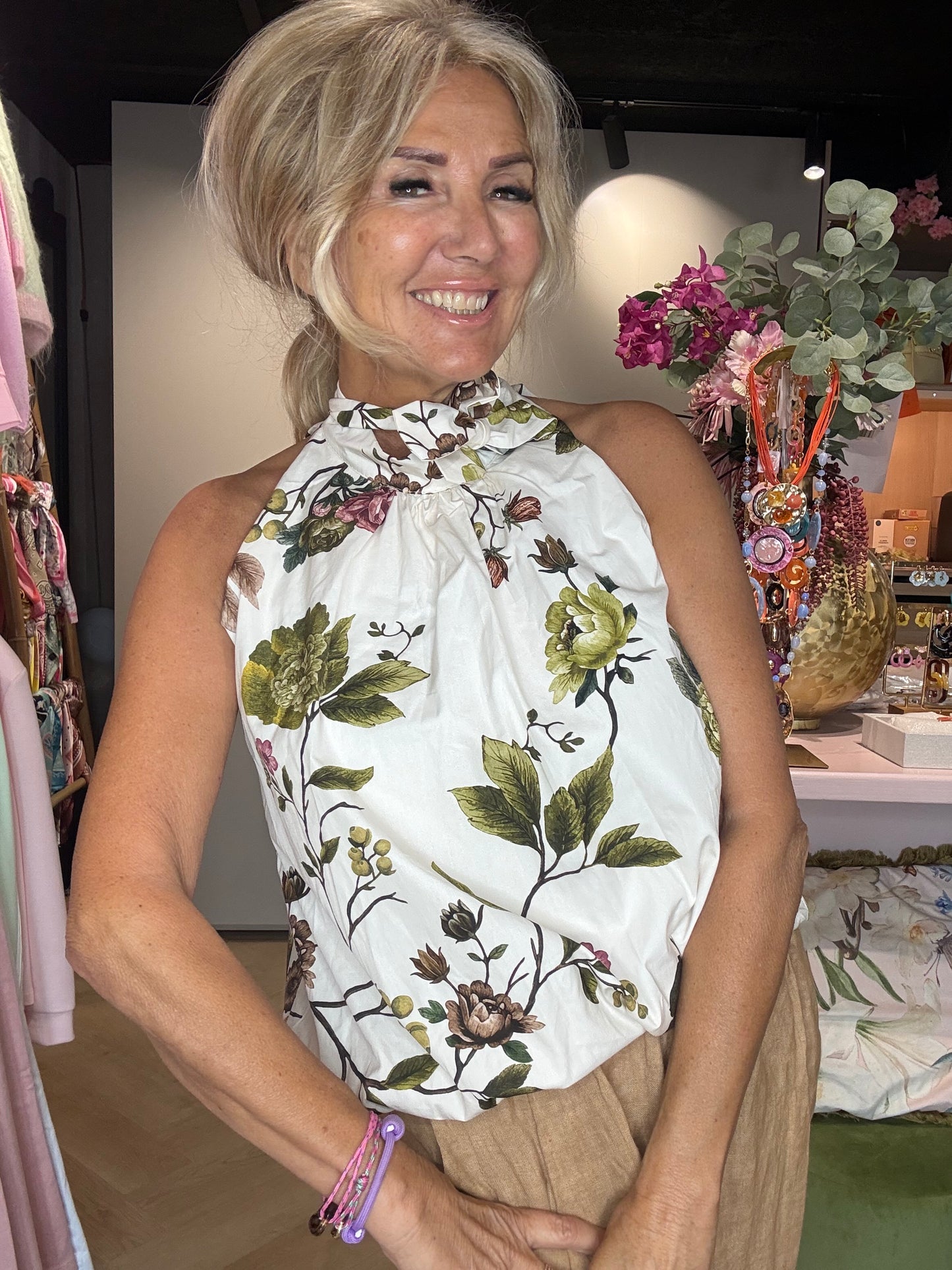 Top med halterneck og blomsterprint