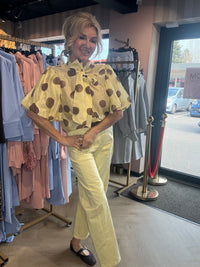 Blouse grote stippen en strik geel