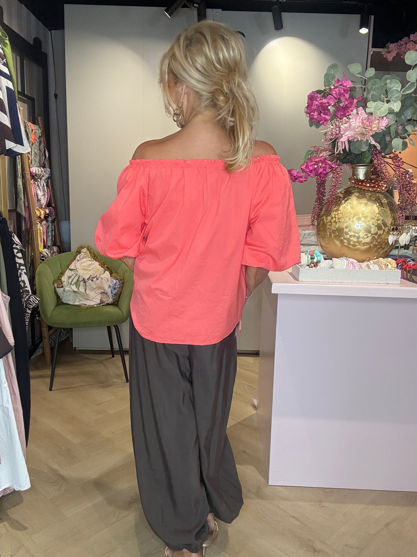 Bluse med bare skuldre i koral