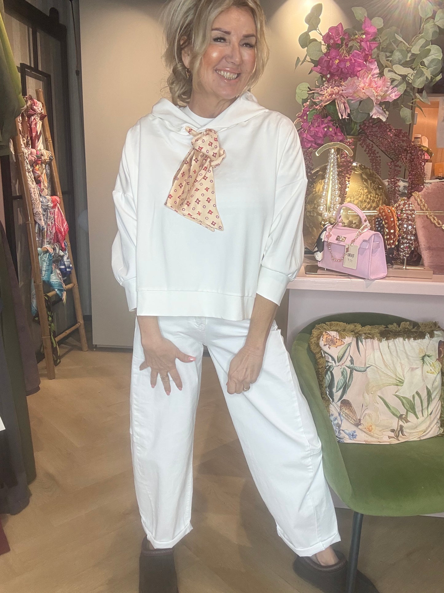 Sweater Off White med lakserød sløjfe