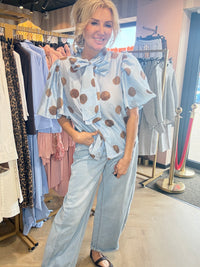 Bluse med store prikker i lyseblå