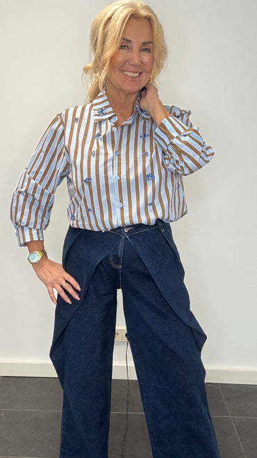 Jeansbyxor med mörkblå omlottstängning