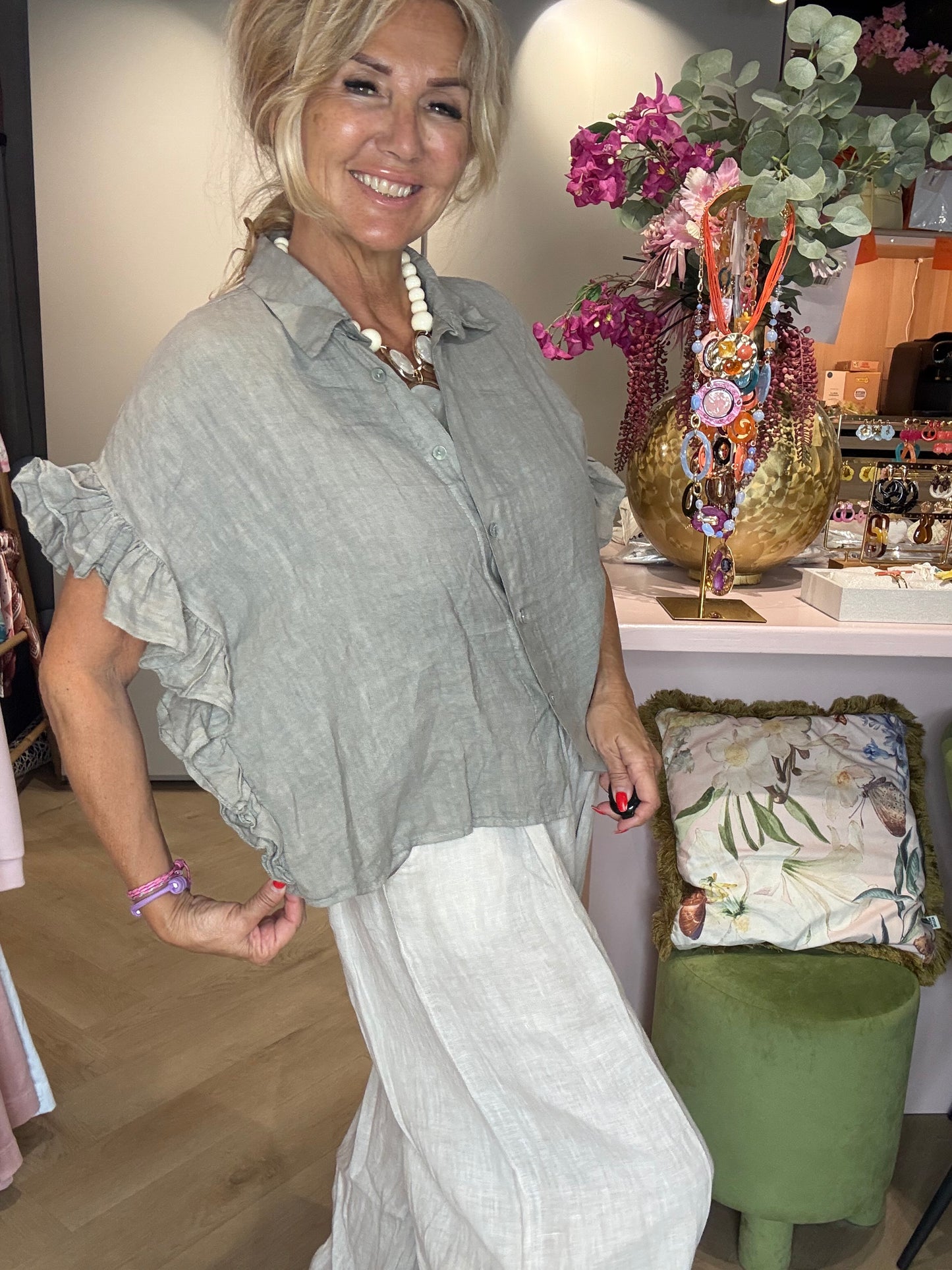 Blouse en lin taupe à manches volantées
