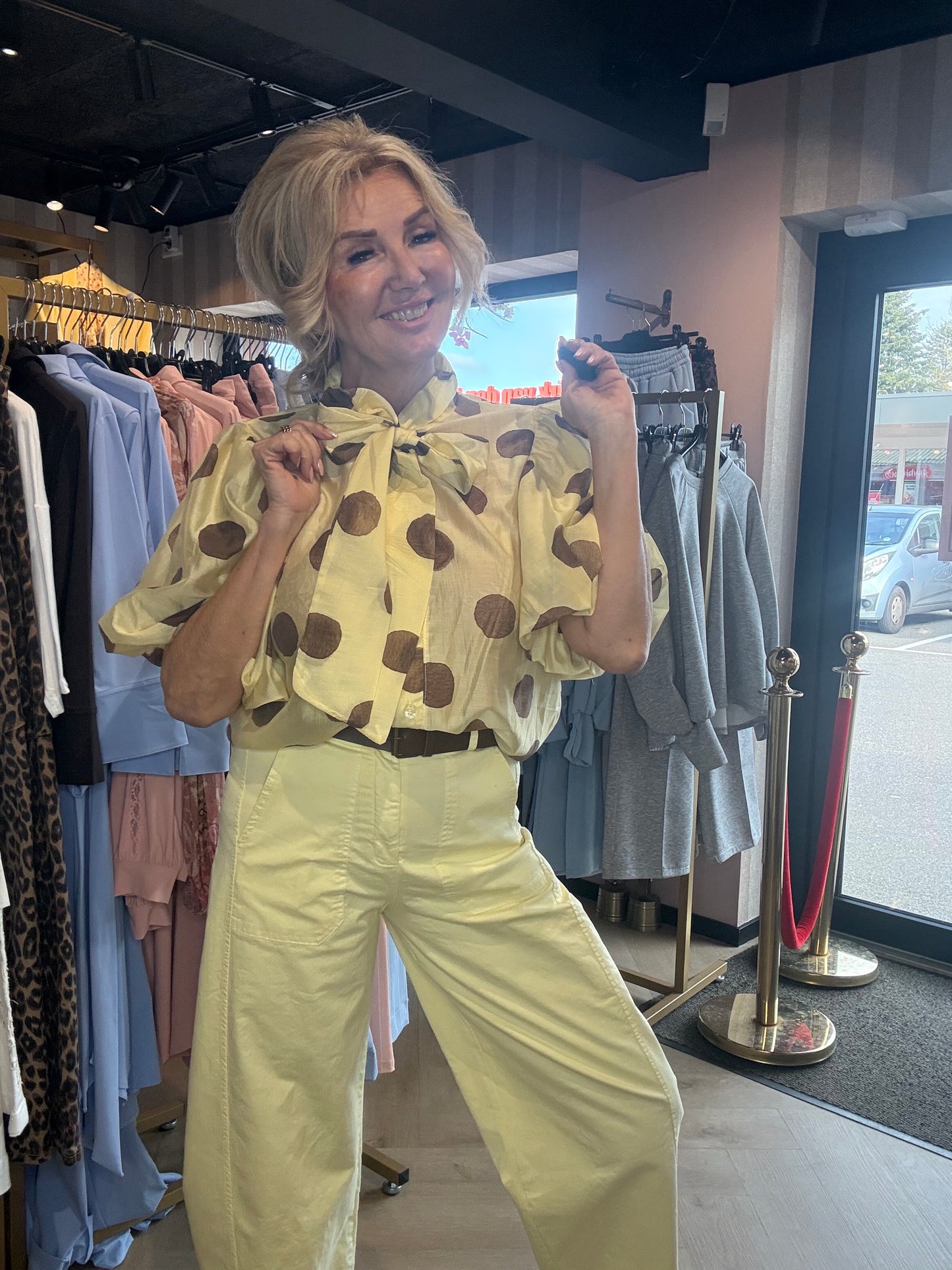 Blouse grote stippen en strik geel