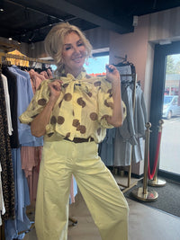 Blouse grote stippen en strik geel