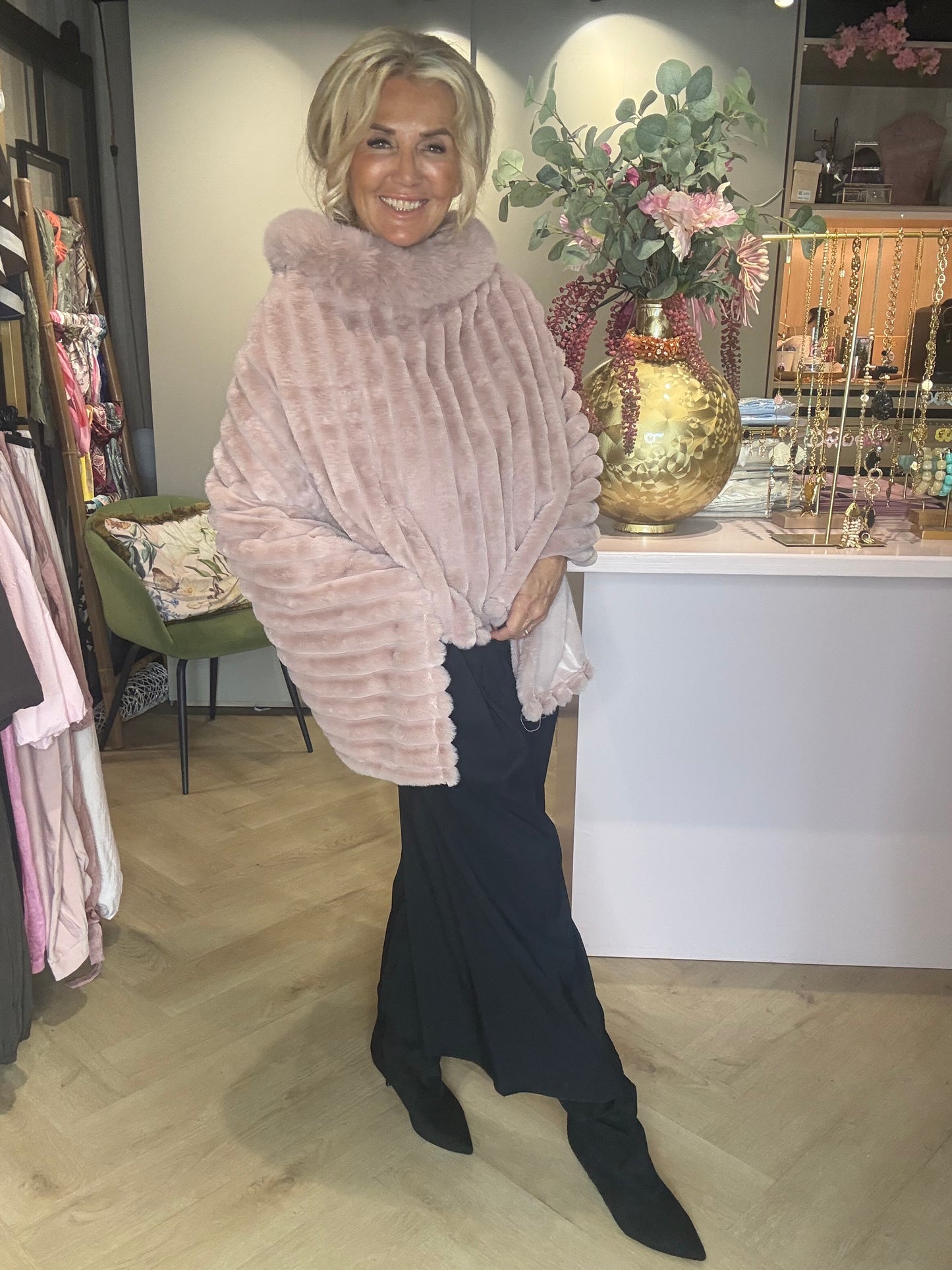 Poncho en fausse fourrure rose poudré