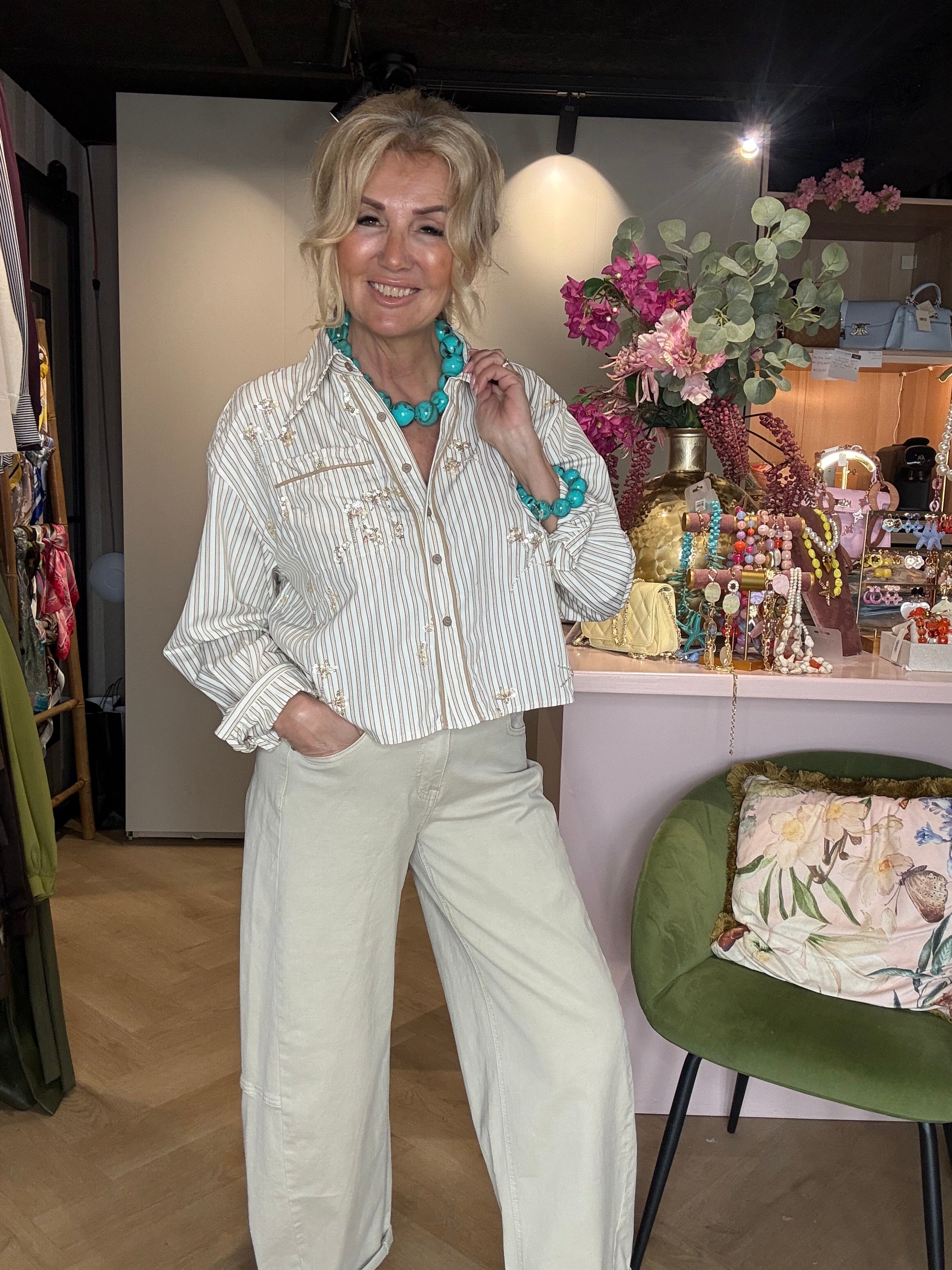 Bluse med striber, strass og blomst i beige