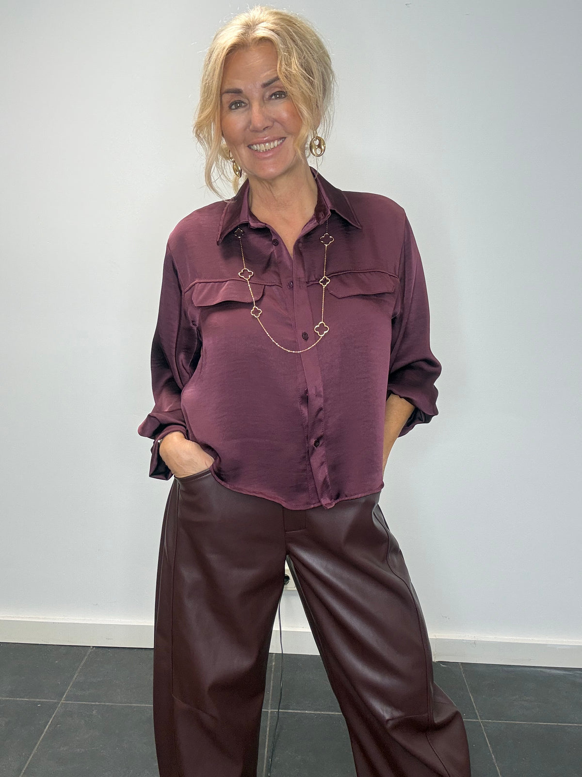 Silkebluse i auberginefarve