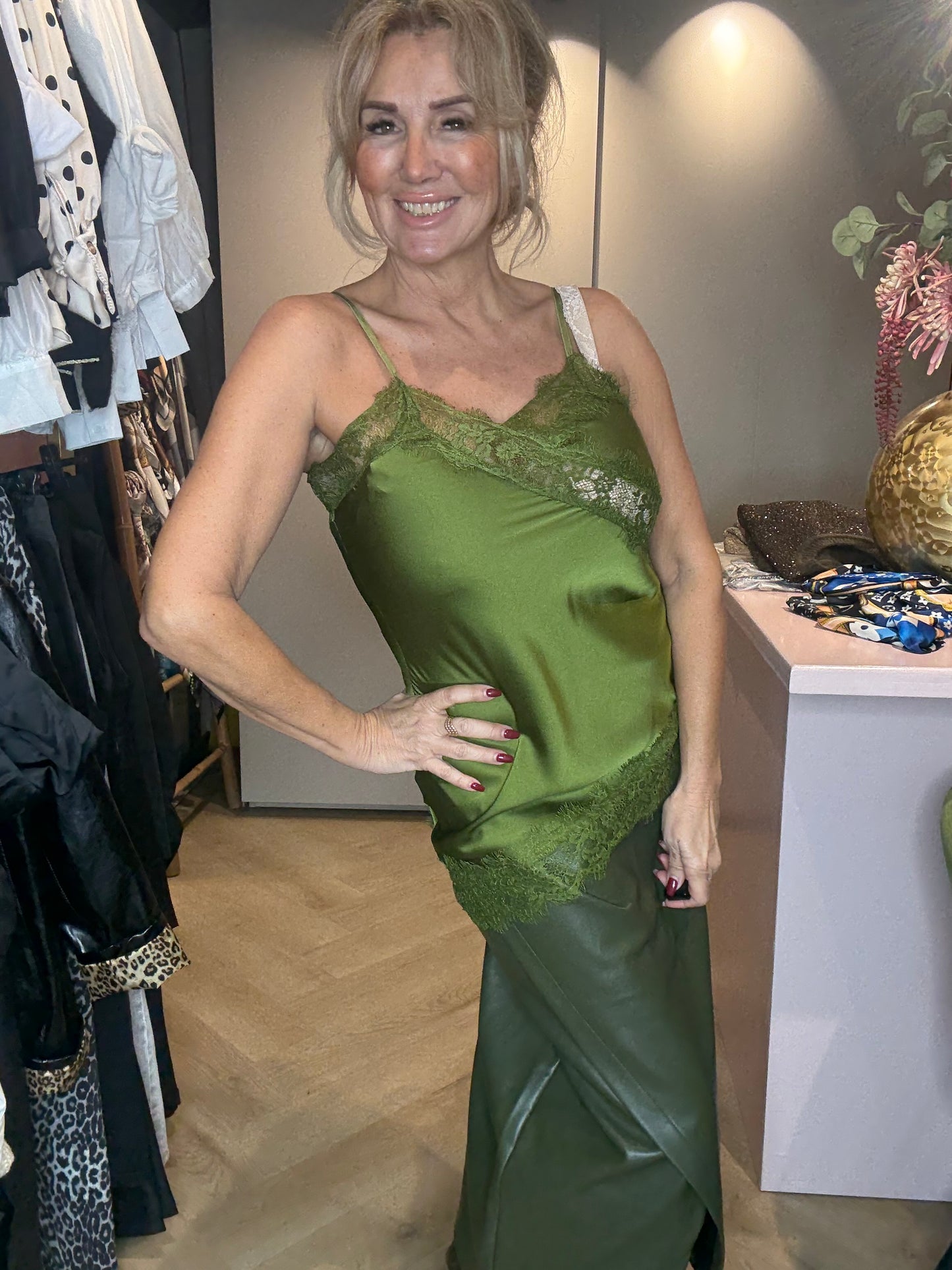 Top Lace groen satijn