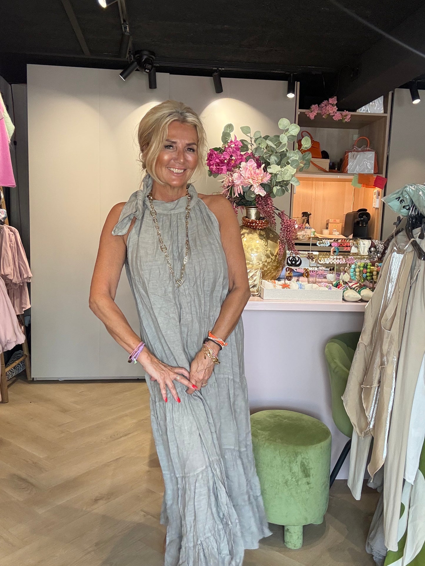 Kjole med halterneck i taupe strik