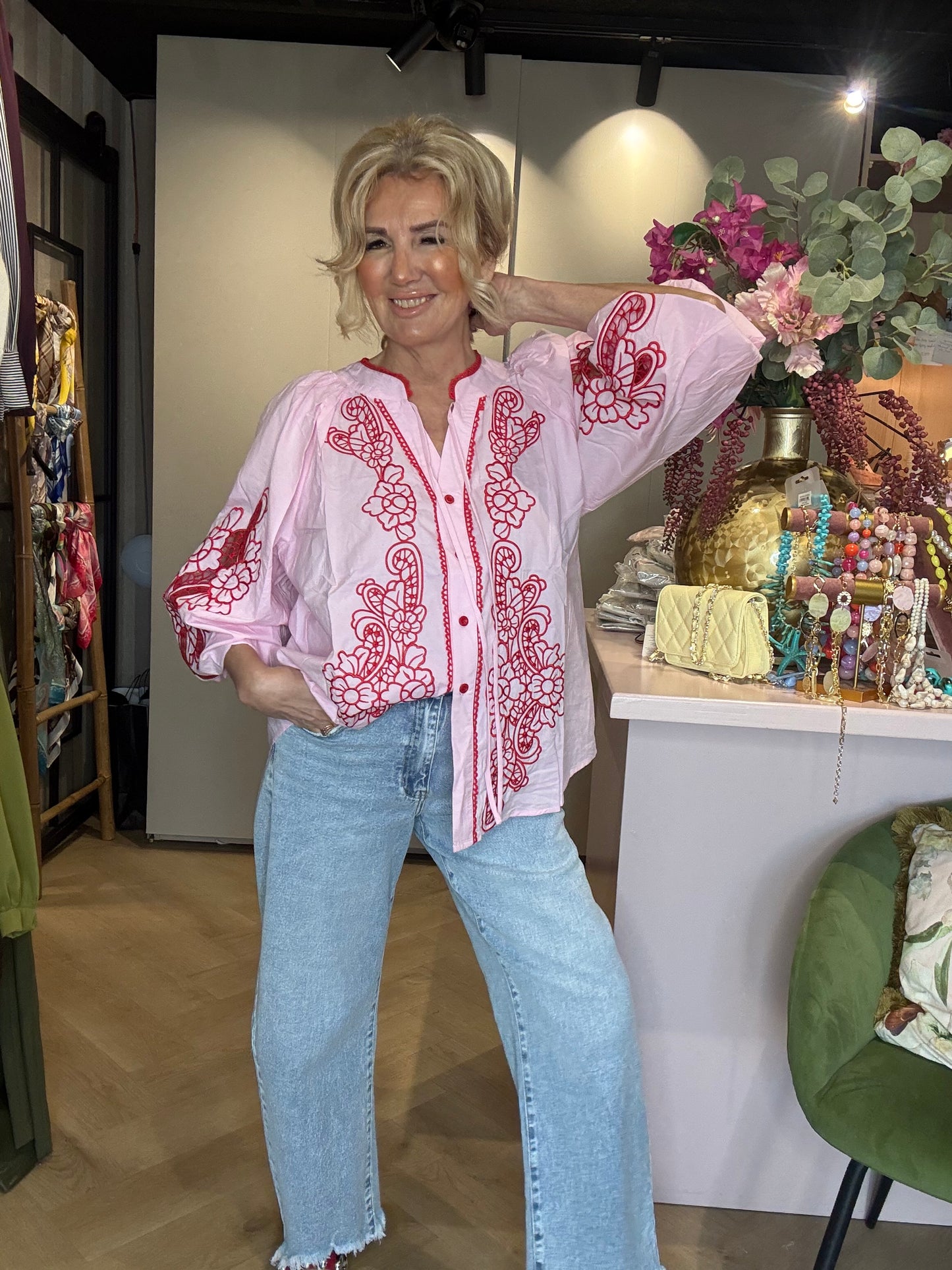 Blouse bohème style rose/rose brodée ouverte