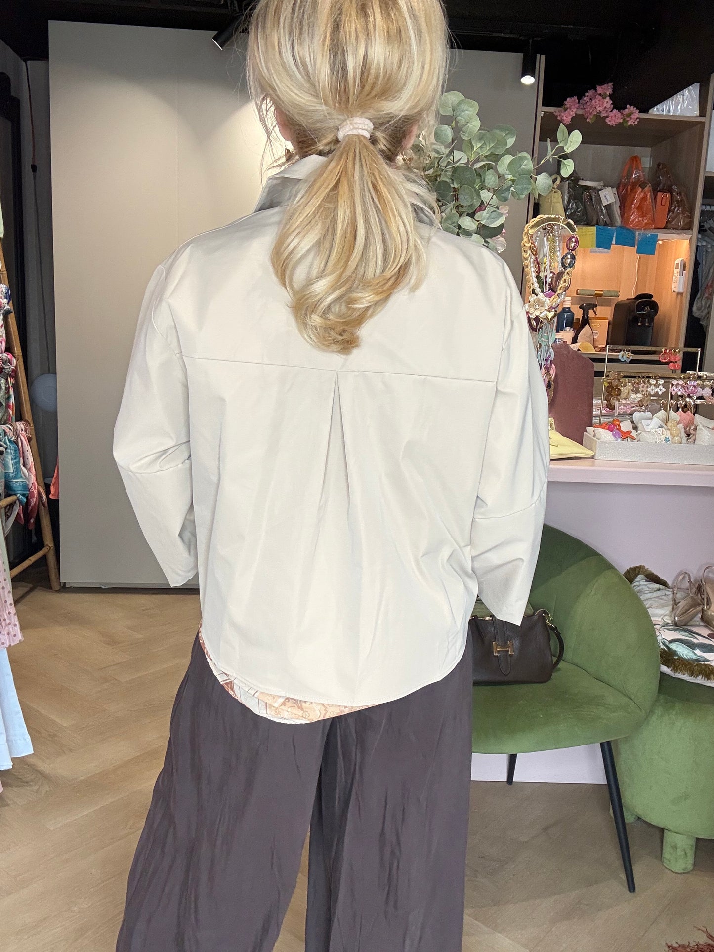Jasje Beige trenchcoat model