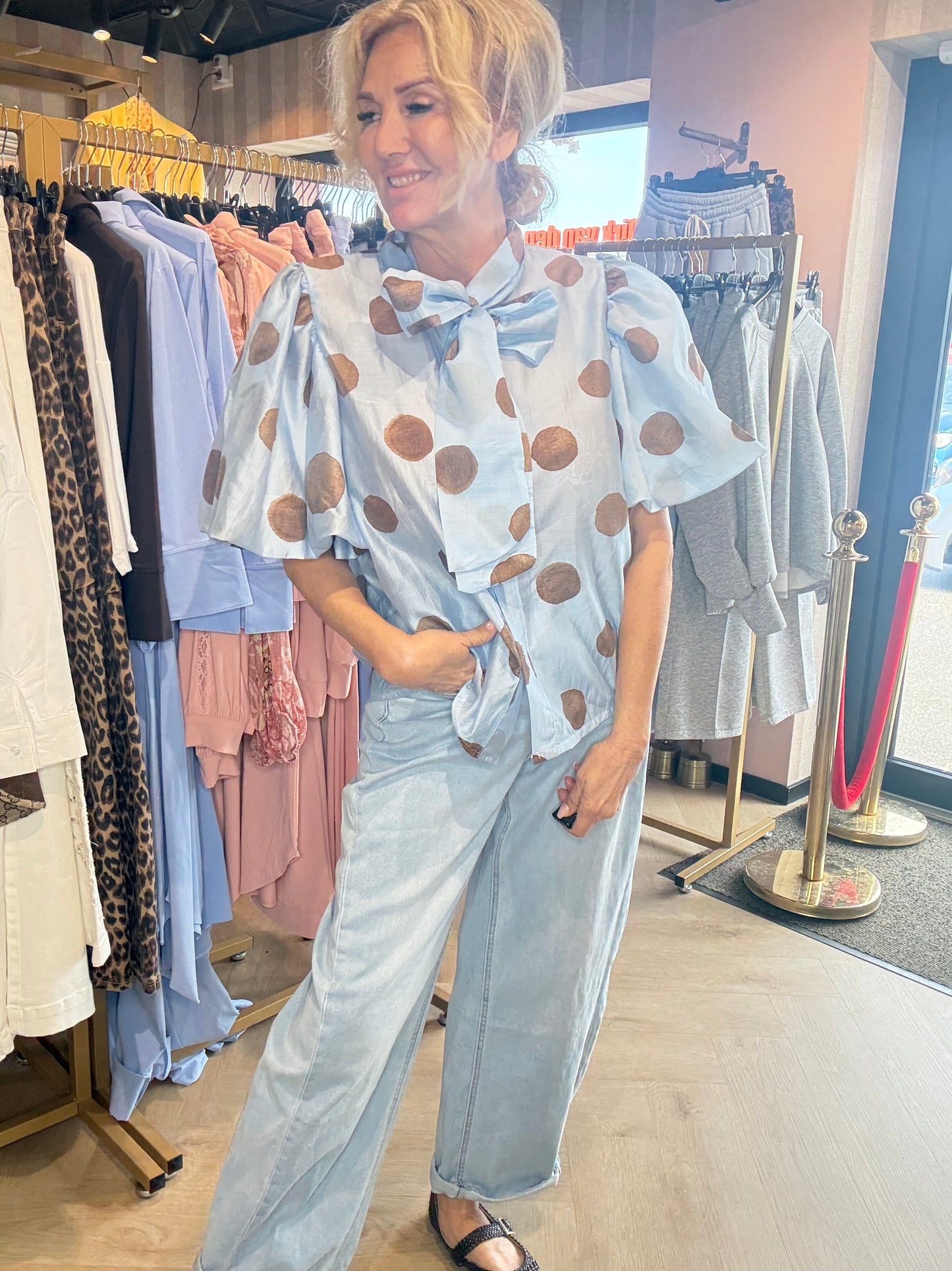 Bluse med store prikker i lyseblå