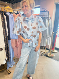 Bluse med store prikker i lyseblå