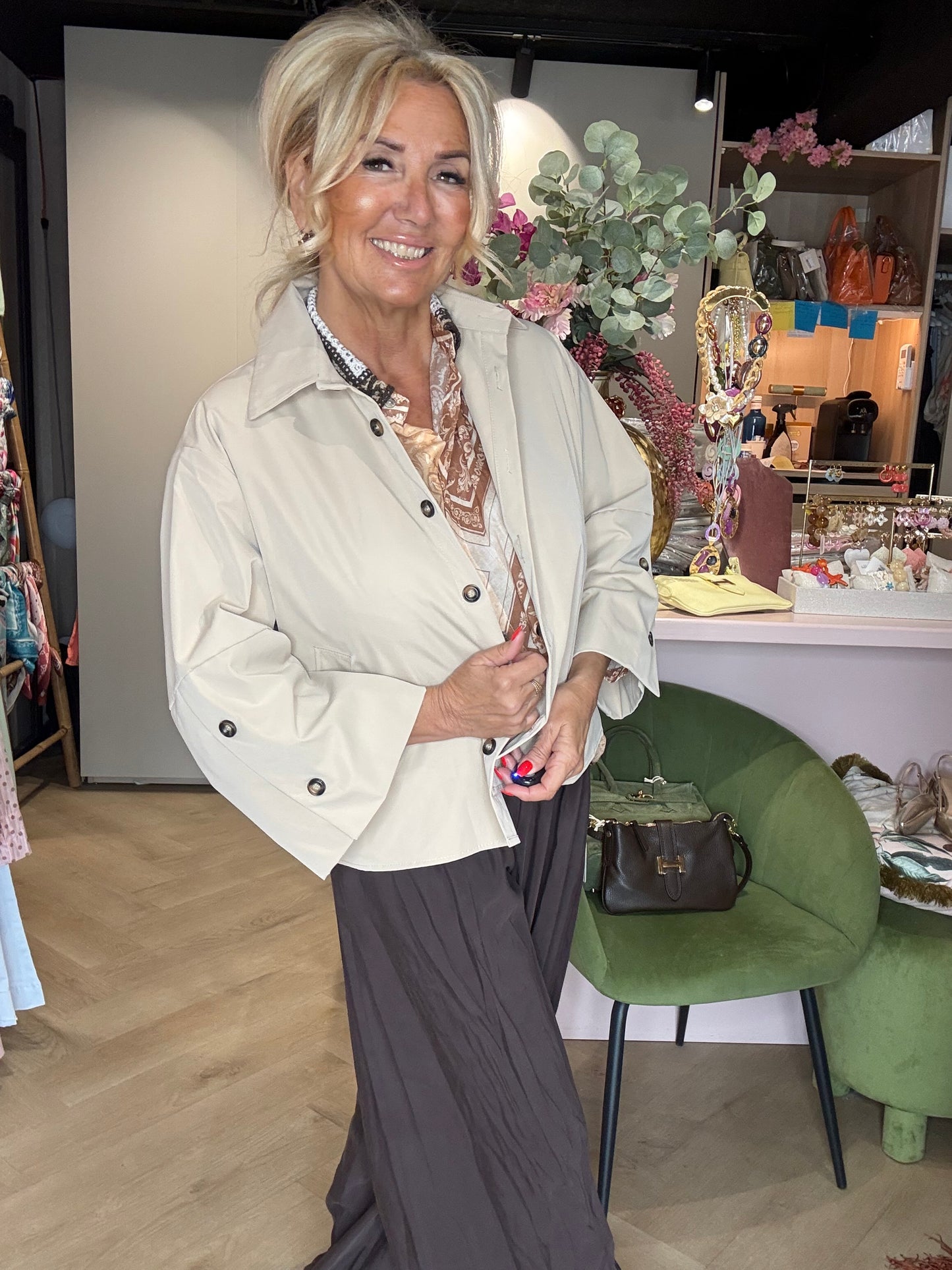 Jasje Beige trenchcoat model
