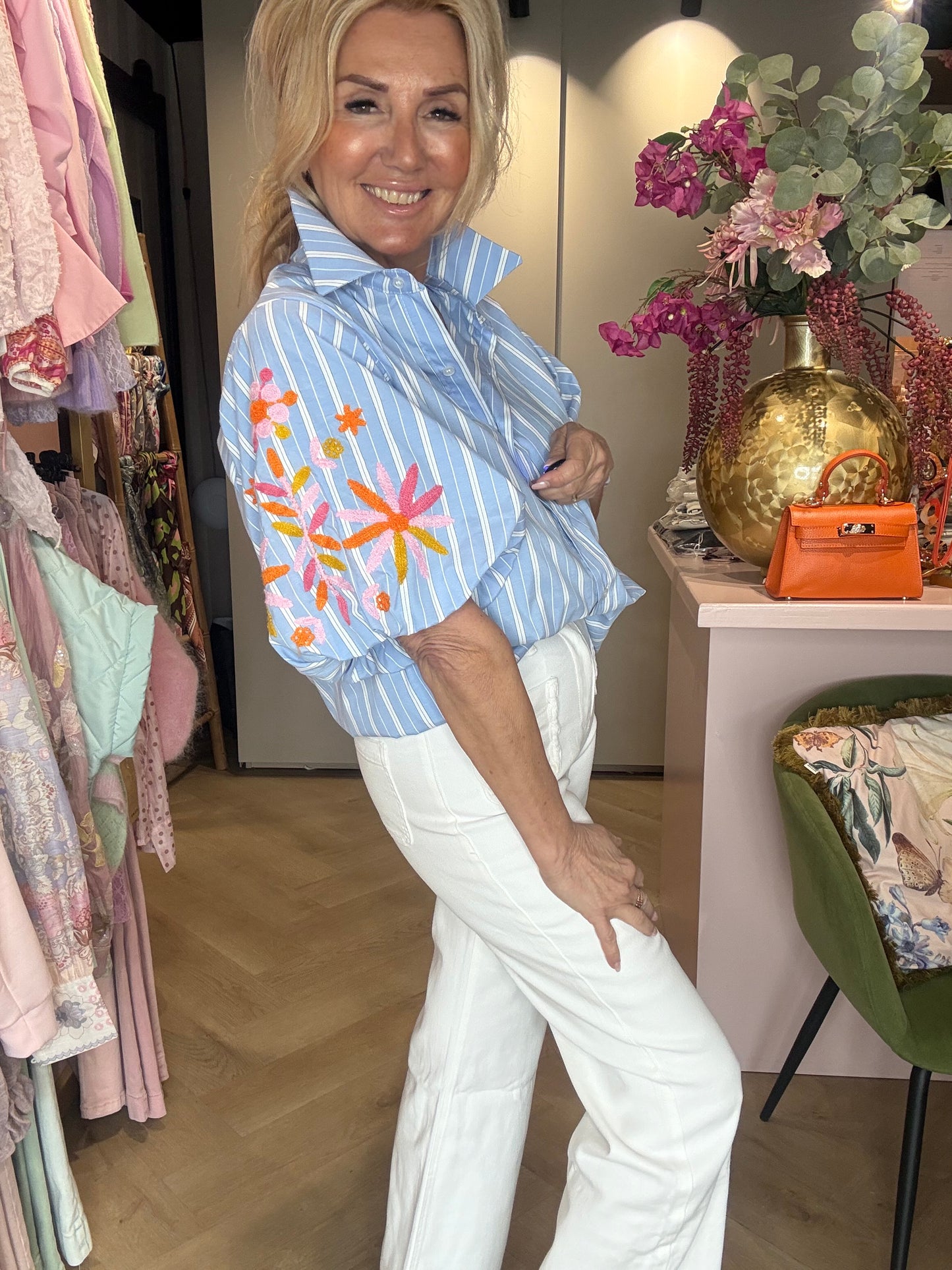 Blusa azul blanca con bordado en la manga