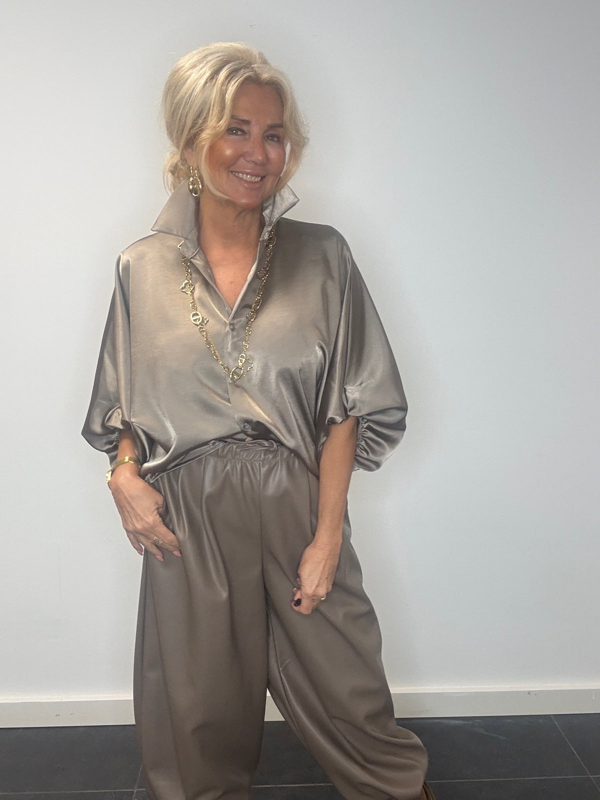 Silkebluse i taupe med ballonærmer