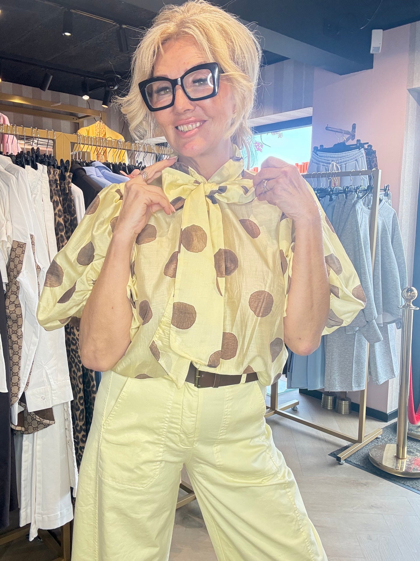 Blouse grote stippen en strik geel