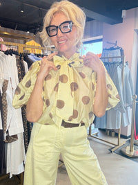 Blouse grote stippen en strik geel
