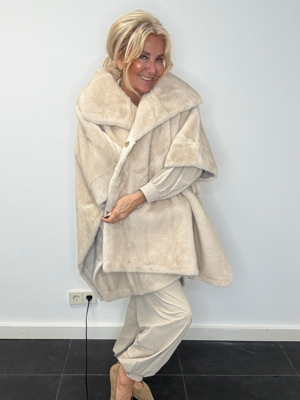 Poncho jas fake Furr crème