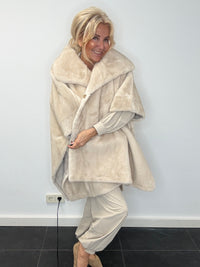 Poncho jas fake Furr crème