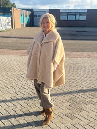 Poncho jas fake Furr crème