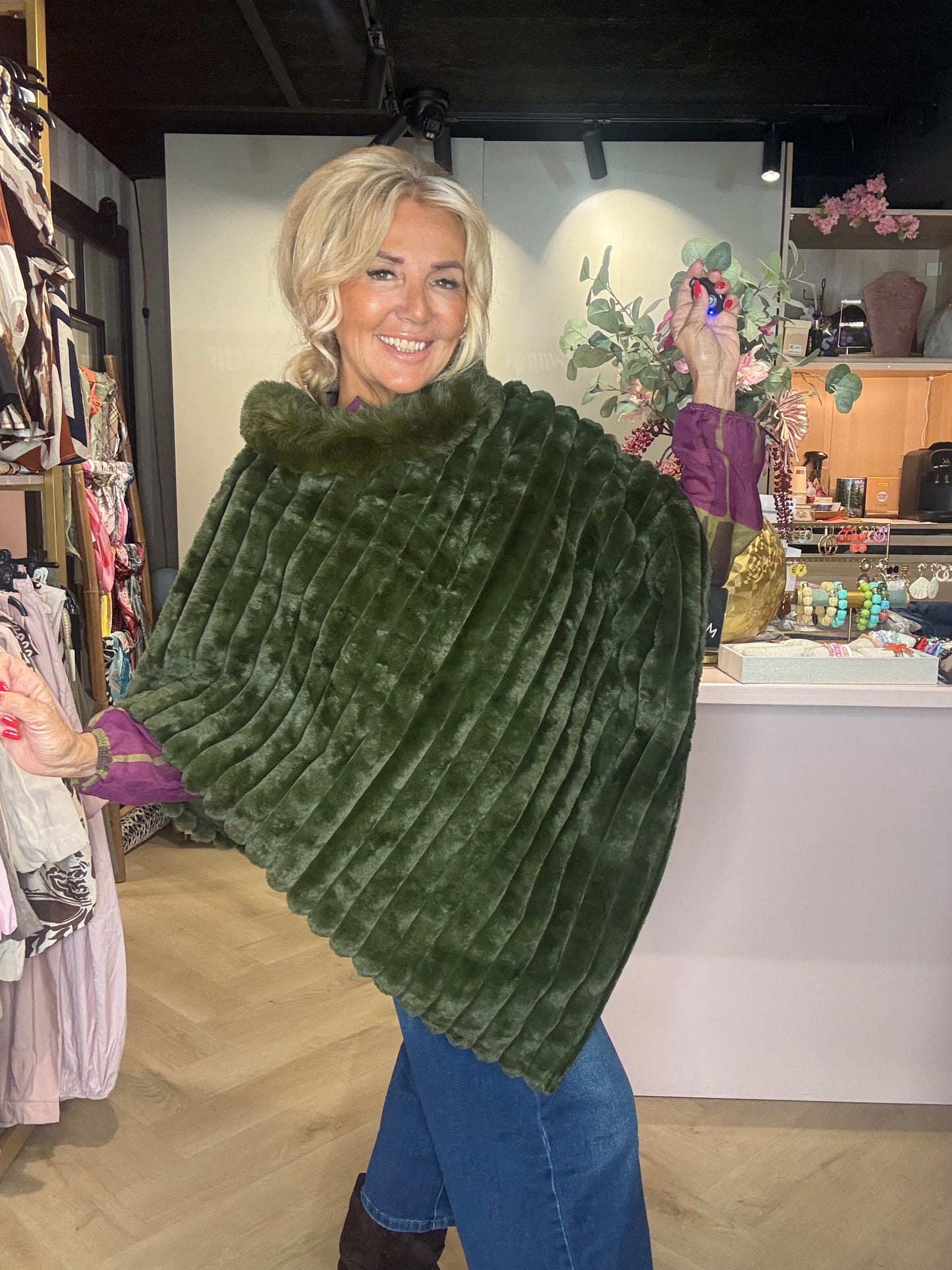 Poncho olive en fausse fourrure
