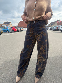 Jean foncé à fleurs camel