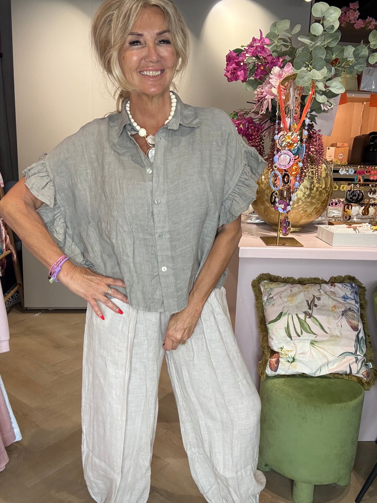 Blouse en lin taupe à manches volantées