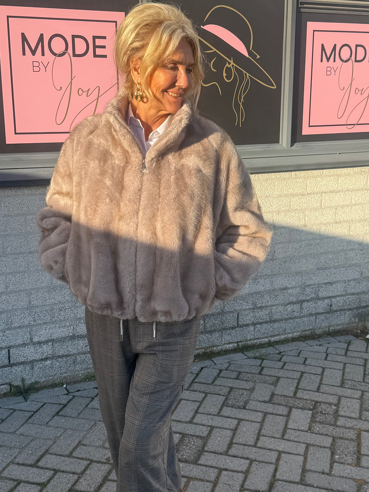 Kort jacka i taupefärgad fuskpäls