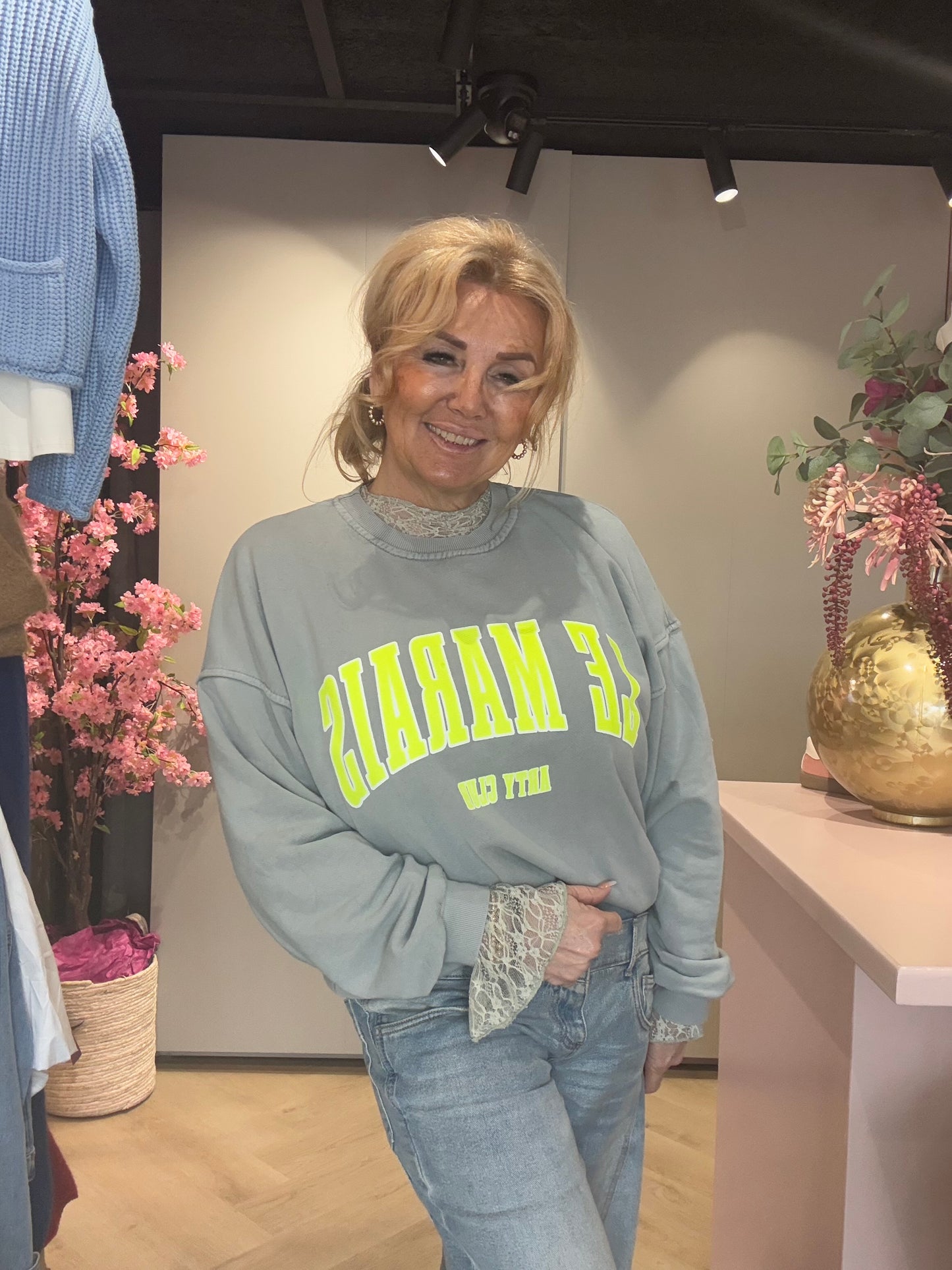 Sweater met Fluor Gele opdruk Le Marais Grijs