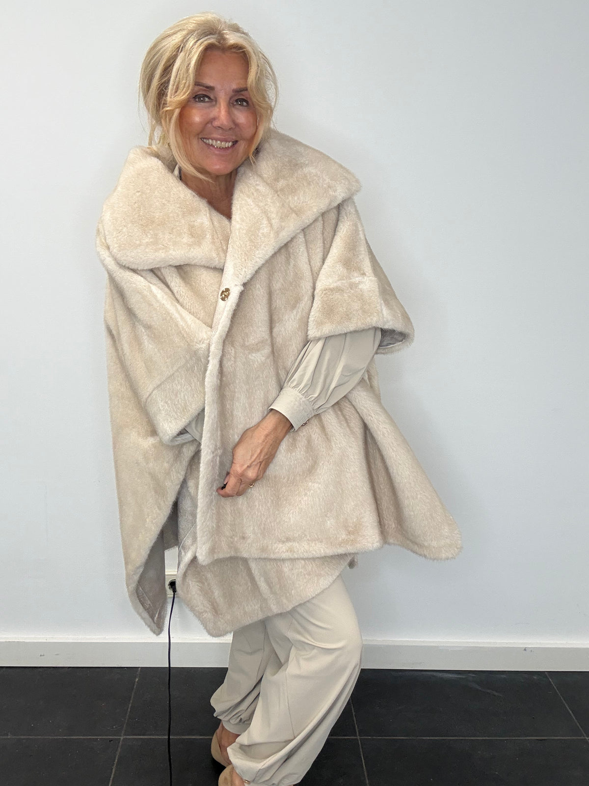 Poncho jas fake Furr crème