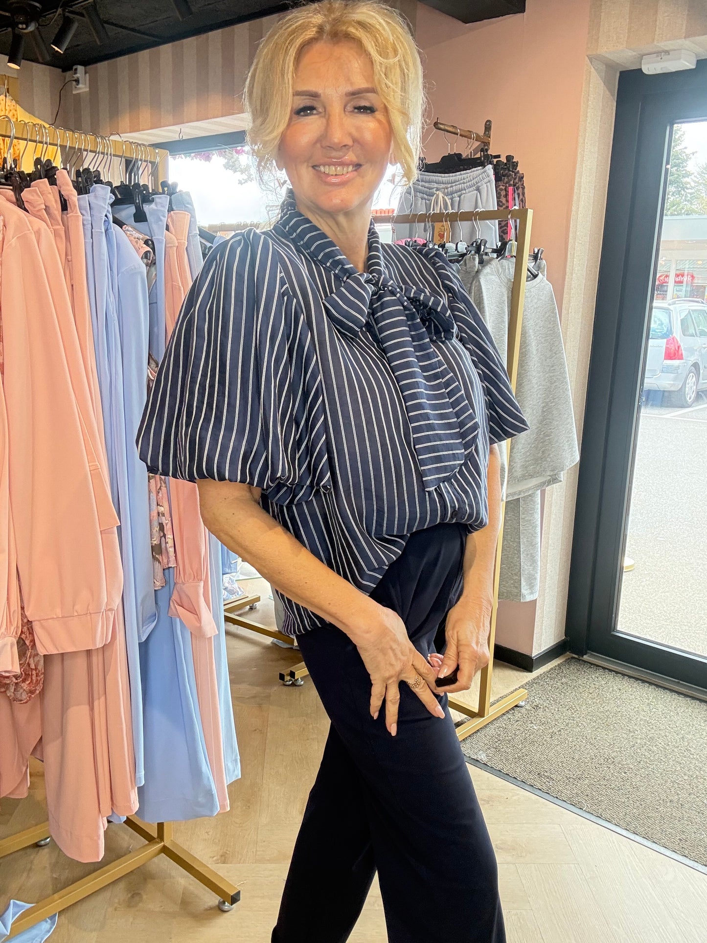 Bluse med mørkeblå striber